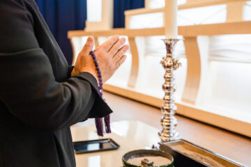 手を合わせる男性