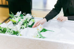 棺桶に花を入れる遺族