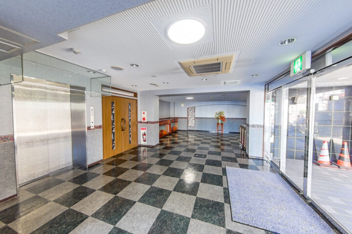 検見川ホール１階エントランス